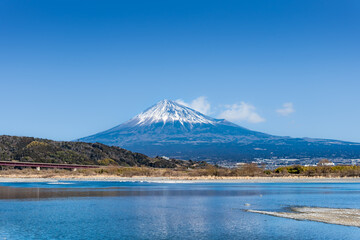 Naklejka premium 富士川の流れと冬の富士山, 