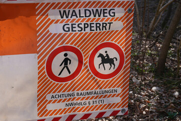 Hinweis Banner im Wald mit der Aufschrift Waldweg gesperrt 