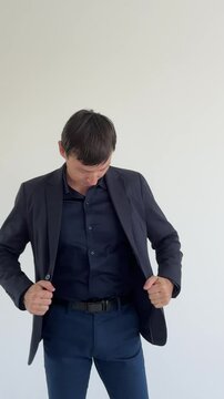 homem de neg&oacute;cios usando terno social 