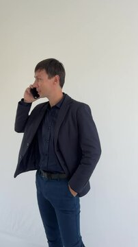 homem de neg&oacute;cios usando celular 
