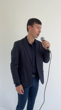 homem de neg&oacute;cios falando ao microfone 