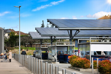 Panneau solaire sur une toiture de parking d'un centre commercial, équipement panneau solaire