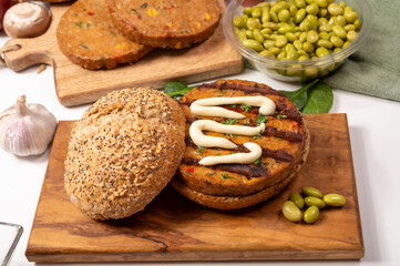 Make burger buns with vegan or vegetarian patties or burgers made from soybeans, grains, vegetables, grilled healthy food