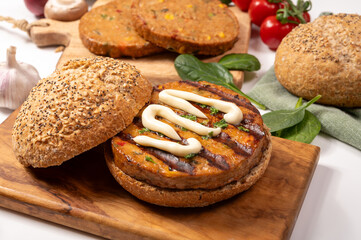 Make burger buns with vegan or vegetarian patties or burgers made from soybeans, grains, vegetables, grilled healthy food
