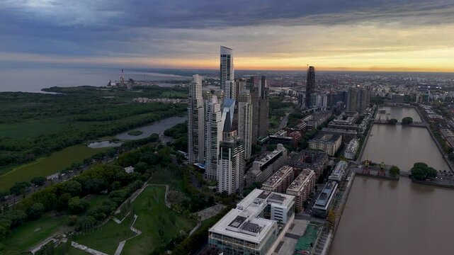 Edificios y torres de lujo en Puerto Madero al atardecer, Buenos Aires, Argentina. Footage de negocios, turismo, lujo, millonarios, millones, oficinas, elite, atardecer. 