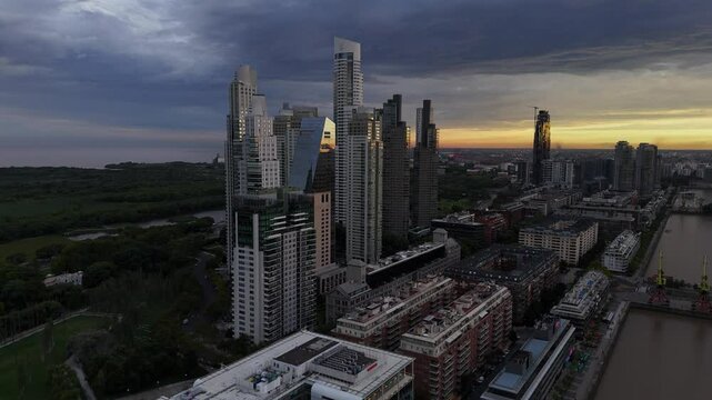 Edificios y torres de lujo en Puerto Madero al atardecer, Buenos Aires, Argentina. Footage de negocios, turismo, lujo, millonarios, millones, oficinas, elite, atardecer. 
