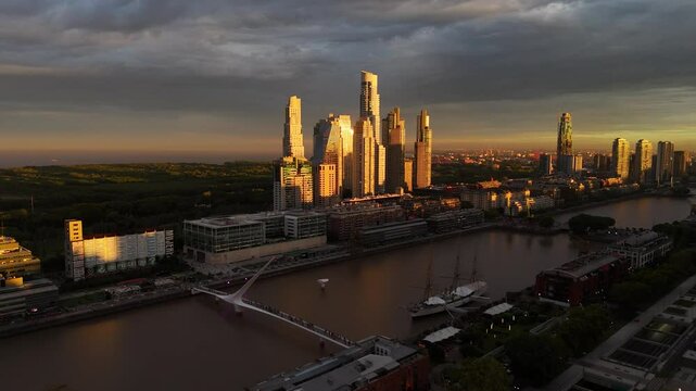 Edificios y torres de lujo en Puerto Madero al atardecer, Buenos Aires, Argentina. Footage de negocios, turismo, lujo, millonarios, millones, oficinas, elite, atardecer. 