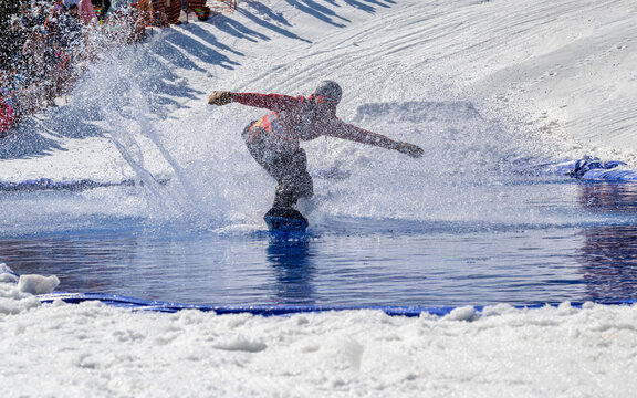 People are enjoying Pond skim at the end of ski season
