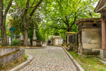 A walk through the Pere Lachaise Cemetery