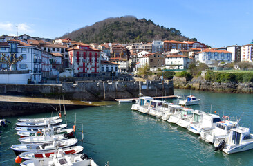 Obraz premium Mundaka village in the Urdaibai Biosphere Reserve.
