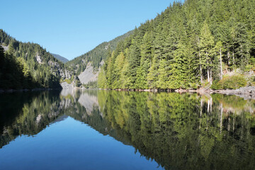 Obraz premium Lindeman Lake located in the Chilliwack Lake Provincial Park during a summer season in Chilliwack, British Columbia, Canada