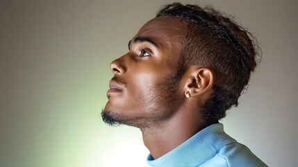 Obraz premium Person gazes upward; light illuminates features in profile, close-up detail shot