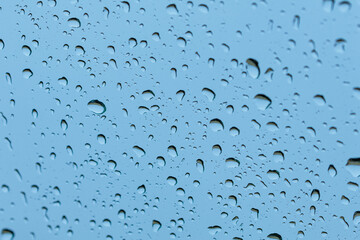 窓ガラスに着いた雨の雫