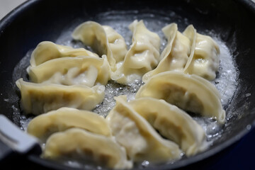 餃子を焼く
