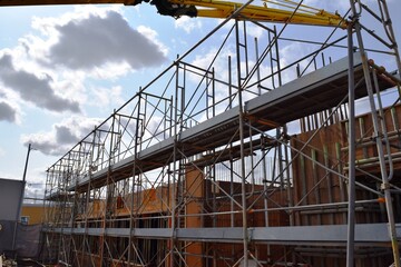 Fototapeta premium 建設工事現場に設置された足場