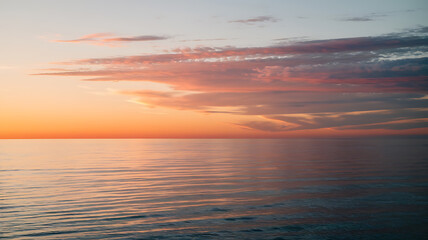 Obraz premium Sunset over a calm ocean