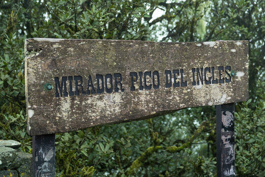 Se&ntilde;al o cartel del camino y sendero mirador Pico de Ingl&eacute;s. Macizo de Anaga. Tenerife. Canarias