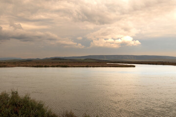 Nubes en el horizonte cargadas de agua