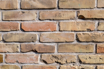 Mauer aus gelben und roten Ziegelsteinen