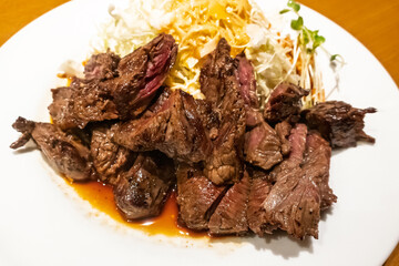 厚切りステーキのクローズアップ