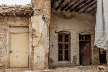 Fototapeta premium Crumbling house at the Erbil citadel in Erbil (Hawler), Kurdistan Region of Iraq