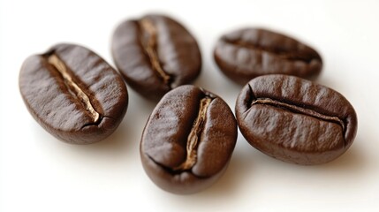 Obraz premium Close-up of roasted coffee beans on white background