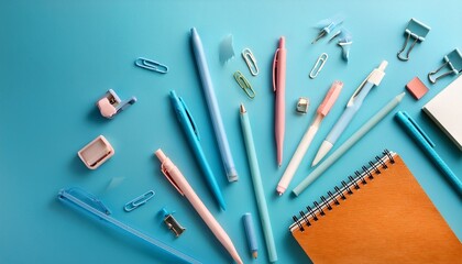 新しい文房具セットがペールブルーの背景にシンプルに並べられ、学びのスタートにふさわしいリフレッシュ感を与える清潔感のあるデザイン。

