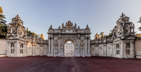 Fototapeta premium Gate of Dolmabahce Palace in Istanbul, Turkey