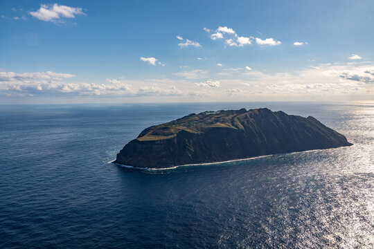 ヘリコプターから撮影した青ヶ島の全景