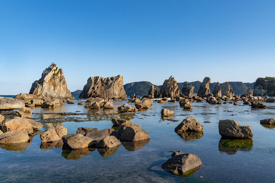 和歌山県串本町の海と橋杭岩