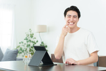 男性　白い歯　ホワイトニング　オーラルケア