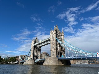 Obraz premium Tower Bridge under blue sky (landscape)