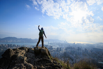 Fototapeta premium hiking on the mountain cliff edge in Hong Kong