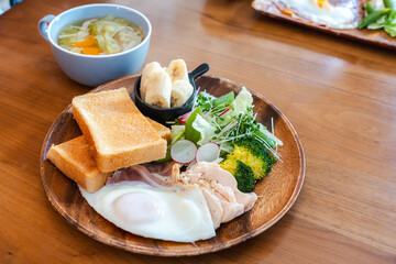 栄養満点の洋風朝食プレート