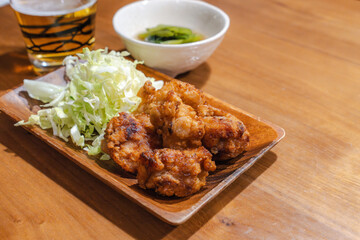 ジューシーな鶏の唐揚げとキャベツ添え