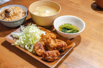 ジューシーな鶏の唐揚げとキャベツ添え