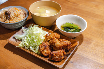 ジューシーな鶏の唐揚げとキャベツ添え