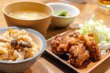 ジューシーな鶏の唐揚げとキャベツ添え