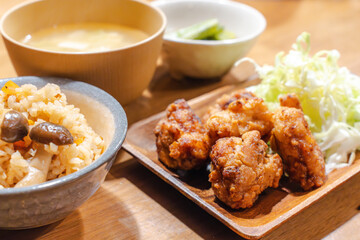 ジューシーな鶏の唐揚げとキャベツ添え