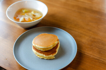 ふんわりパンケーキと野菜スープの朝食