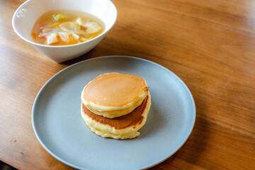 ふんわりパンケーキと野菜スープの朝食