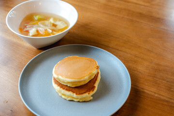ふんわりパンケーキと野菜スープの朝食