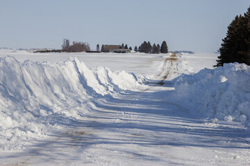Obraz premium deep snow along a rural minnesota road
