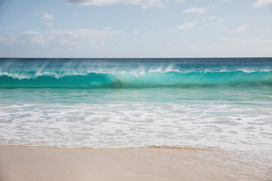 Mare's tail on waves breaking on beach