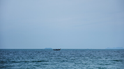 Obraz premium Sea and boat view with blue sky background