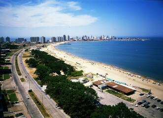 uruguay  punta del este  ciudad turistca edificios modernos  playas con arena blanca imagen aerea...