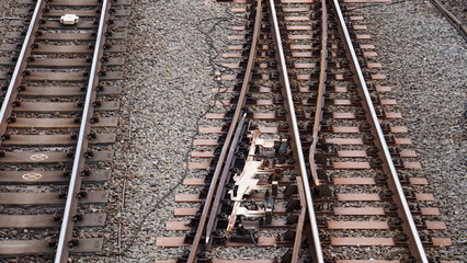 Obraz premium 砂利道に敷かれた線路の分岐点