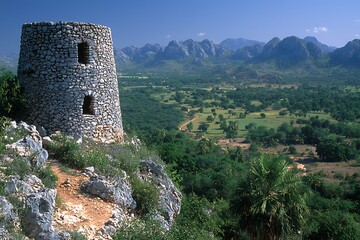 Obraz premium Stone Tower for Valley Vista, Mountain Range.