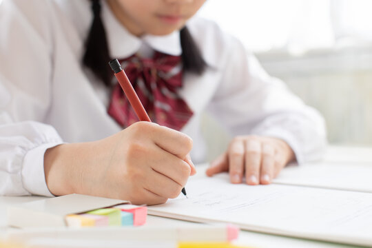 勉強する受験生