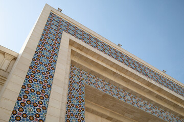 Obraz premium Architectural detail with mosaic tiles and clear sky